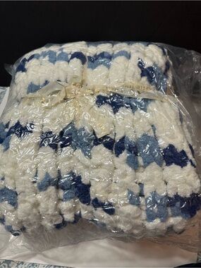 Amelie Hone  White and Blue Chunky Knit Throw Blanket